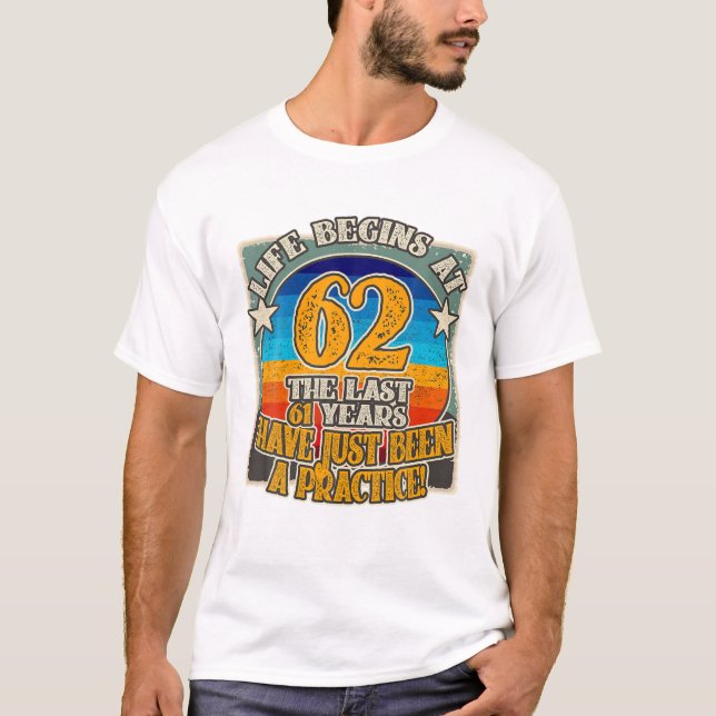 Camiseta La Vida Comienza A Los 62 Años De Funny 62º Cumple (Anverso)