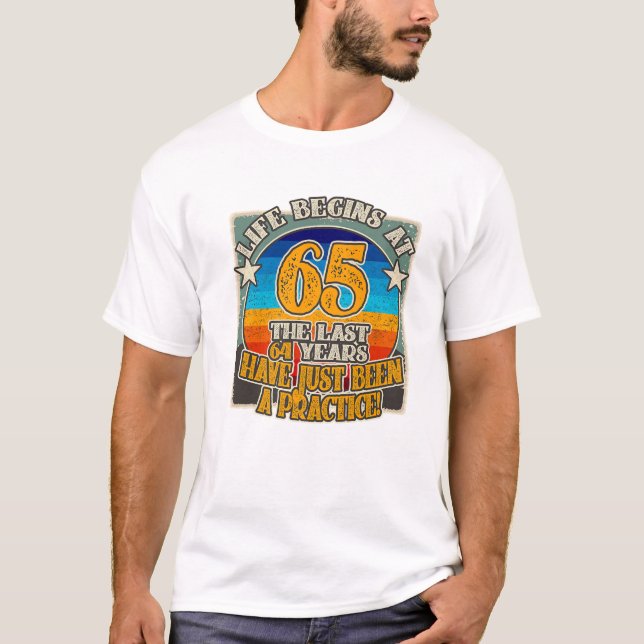 Camiseta La Vida Comienza A Los 65 Años De Funny 65º Cumple (Anverso)