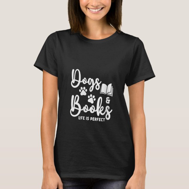 Camiseta La Vida De Las Mujeres Perros Y Libros Es Un Libro (Anverso)