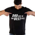 Camiseta La vida de papá es la mejor cita de padre de vida<br><div class="desc">La vida de papá es la mejor cita de padre de vida para camiseta negra. Esta camiseta es el regalo perfecto para cualquier padre que sepa que ser padre es lo mejor que le ha pasado. El diseño presenta la cita "La vida de papá es la mejor vida" en letras...</div>