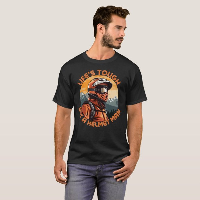Camiseta La vida dura consigue un hombre con casco (Anverso completo)