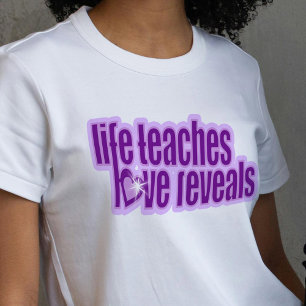Camiseta La vida enseña a amar revela la cima del eslogan m