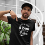 Camiseta La vida es buena, un perro lo hace mejor<br><div class="desc">Diseño de tipografía retro blanca sobre negro - la vida es bueno para un perro lo hace un diseño mejor para los amantes del perro.</div>