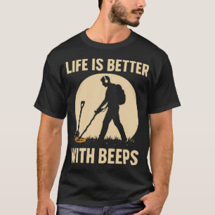Camiseta La vida es mejor con Beeps detectando tesoros con