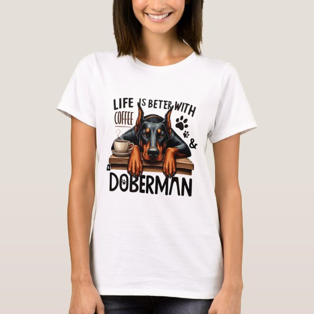 Camiseta La Vida Es Mejor Con El Café Y Un Doberman (Anverso)