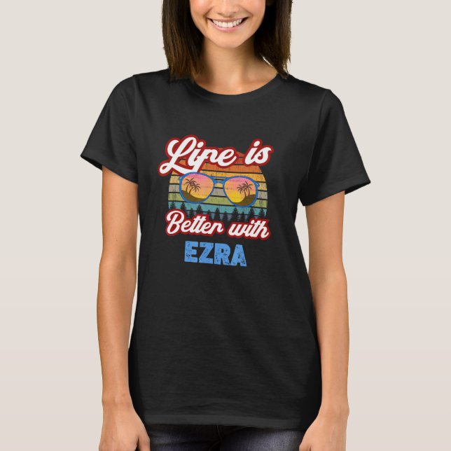 Camiseta La Vida Es Mejor Con Ezra Funny Menboybaby Name Id (Anverso)