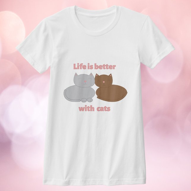 Camiseta La vida es mejor con gatos rosa (A shirt with a gray cat and a brown cat with the text Life is better with cats.)