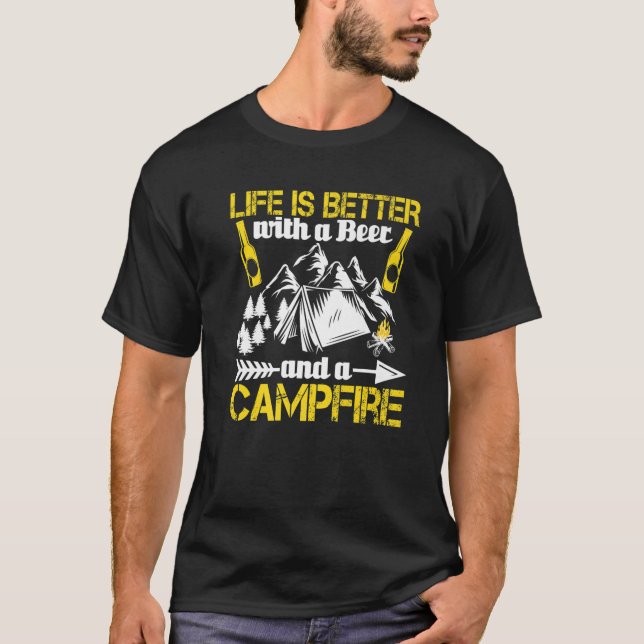 Camiseta La Vida Es Mejor Con La Cerveza Y Un Campfire Camp (Anverso)