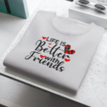 Camiseta La vida es mejor con los amigos, la tipografía neg<br><div class="desc">La vida es mejor con los amigos de la tipografía moderna de escritura negra con los corazones rojos.</div>