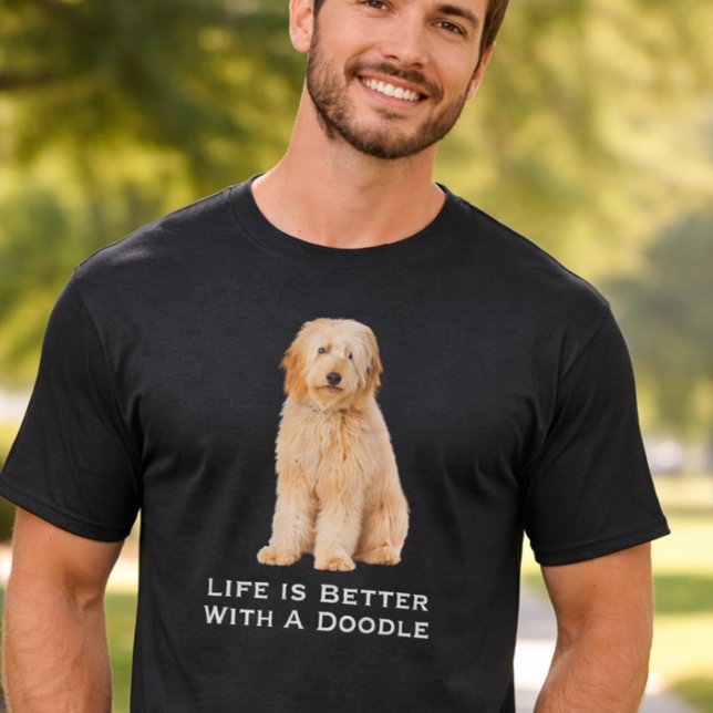 Camiseta La vida es mejor con un Doodle (Life is Better with a Doodle T-Shirt. A fun gift idea for goldendoodle lovers)