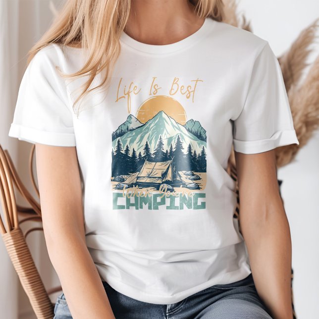 Camiseta "La vida es mejor cuando caminas" Montaña Retro ("Life is Best When You Are Camping" Retro Mountain T-Shirt on a young woman.)