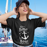 Camiseta La Vida Es Mejor En El Nombre De La Familia Náutic<br><div class="desc">Una elegante camiseta con temática náutica de la Mujer (varios estilos, colores y tamaños para elegir) con un guión de broche y una tipografía moderna que dice "La vida es mejor en el barco" junto con el nombre de su familia, el nombre del barco u otro texto deseado. Este diseño...</div>