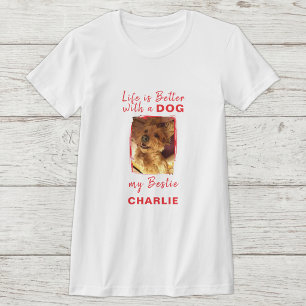 Camiseta La vida es mejor nombre de foto de perro rojo