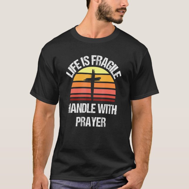 Camiseta La Vida Es Un Manejo Frágil Con La Oración 1 (Anverso)