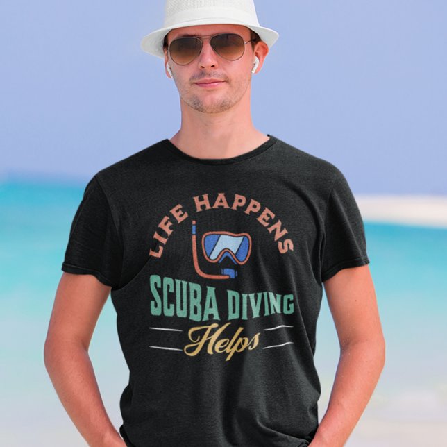 Camiseta La vida pasa, el buceo de Scuba ayuda (Life Happens Scuba Diving Helps T Shirt)