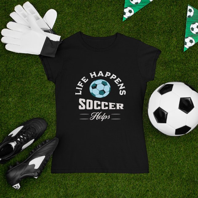 Camiseta La vida pasa, el fútbol ayuda (Life Happens Soccer Helps T Shirt for soccer fans and players.)