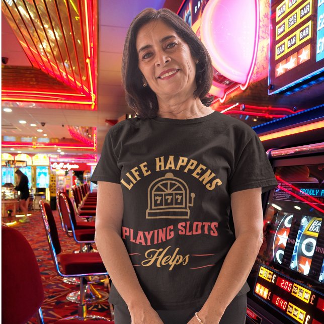 Camiseta La vida pasa jugando tragamonedas ayuda (Life Happens Playing Slots Helps)