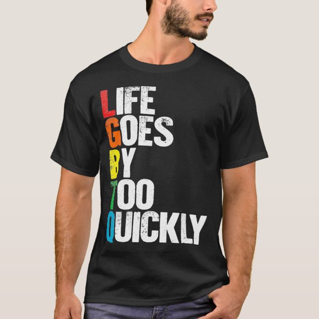 Camiseta La Vida Se Lleva Muy Rápidamente LGBTQ Gay Tee (Anverso)