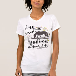 Camiseta La Vida Se Siente Serena Con Hooves A Tu Lado