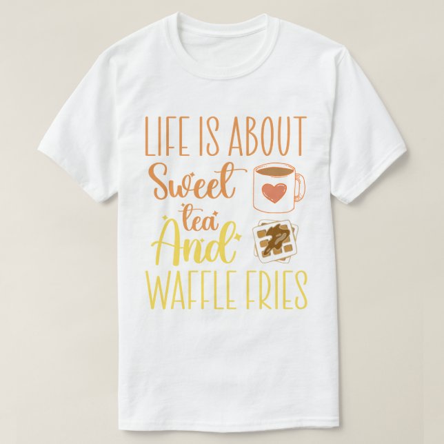 Camiseta La Vida Se Trata De Té Dulce Y Fries De Waffle Fun (Diseño del anverso)