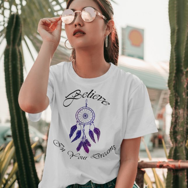 Camiseta La vieja pluma púrpura cree en sus sueños (Subido por el creador)