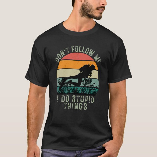 Camiseta La vieja puesta de sol no me sigue hago cosas estú (Anverso)