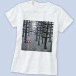 Camiseta La zorra y la selva<br><div class="desc">Un único zorro rojo salvaje se encuentra bajo los pinos en un bosque oscuro. Un cuadro paisajístico para los amantes de los animales,  la naturaleza y la fauna.</div>