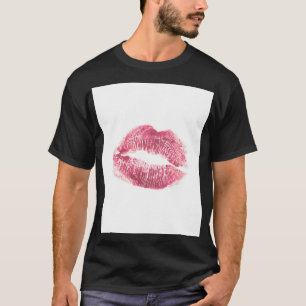 Camiseta labios rosados realistas, beso aislado