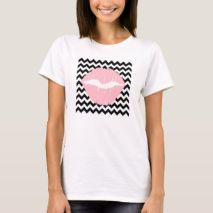 Camiseta Labios rosados sobre zigzag blanco y negro