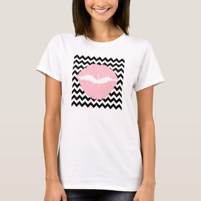 Camiseta Labios rosados sobre zigzag blanco y negro (Anverso)