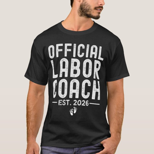 Camiseta Labor Coach Est 2026 Expecting New Mom Dad Baby Sh (Anverso)