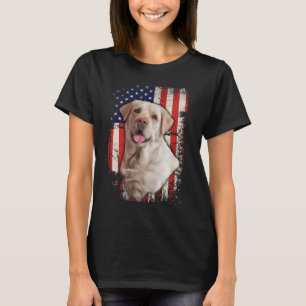 Camiseta Labrador amarillo llama a perro bandera estadounid