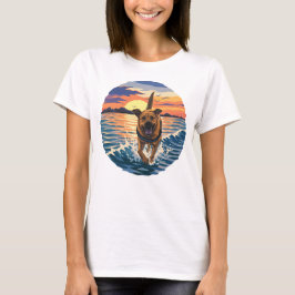 Camiseta Labrador Feliz Corriendo a Través del Océano en la