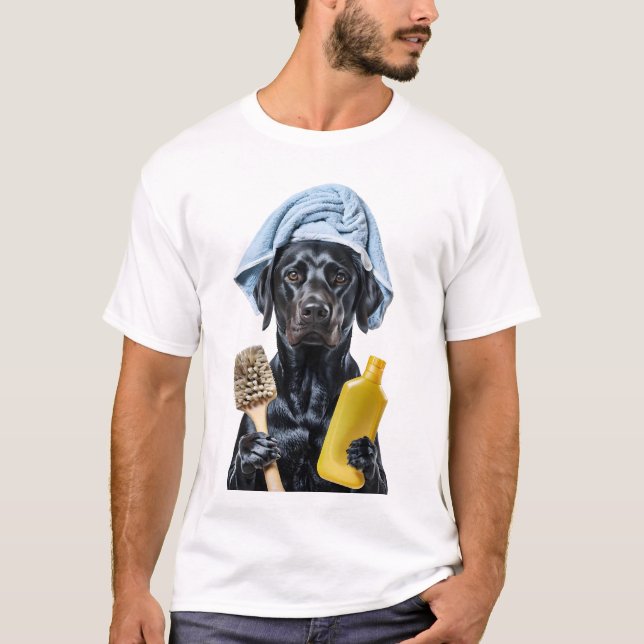 Camiseta Labrador negro antropomórfico con toalla Holdi (Anverso)