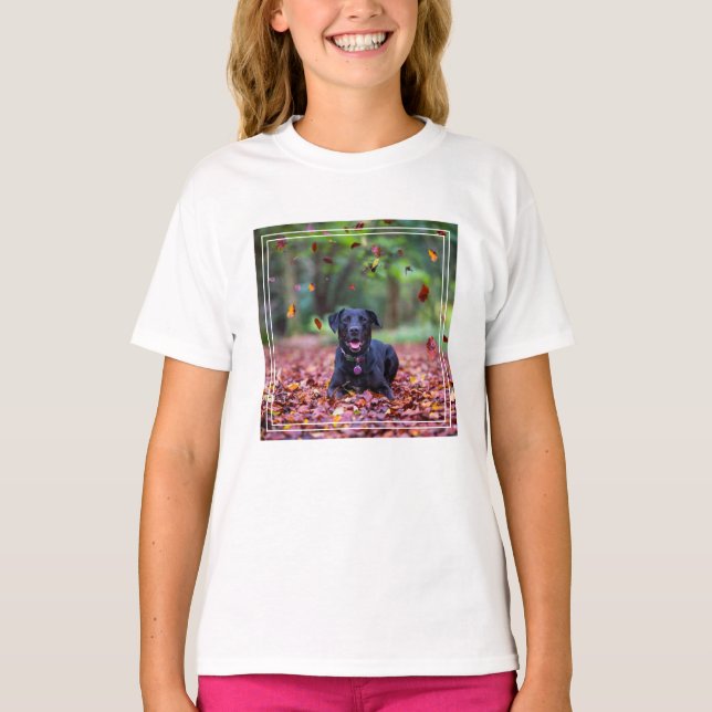 Camiseta Labrador negro en hojas de otoño (Anverso)
