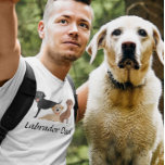 Camiseta Labrador recuperador papá chocolate amarillo negro<br><div class="desc">Este diseño fue creado a partir de mi pintura de acrílico fluido única. Puede personalizarse haciendo clic en el botón personalizar y cambiando el nombre, las iniciales o las palabras. También puede cambiar el color y estilo del texto o eliminar el texto para un diseño de sólo imagen. Contáctame en...</div>