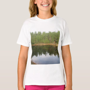 Camiseta Lago de reflexión de árbol de pino