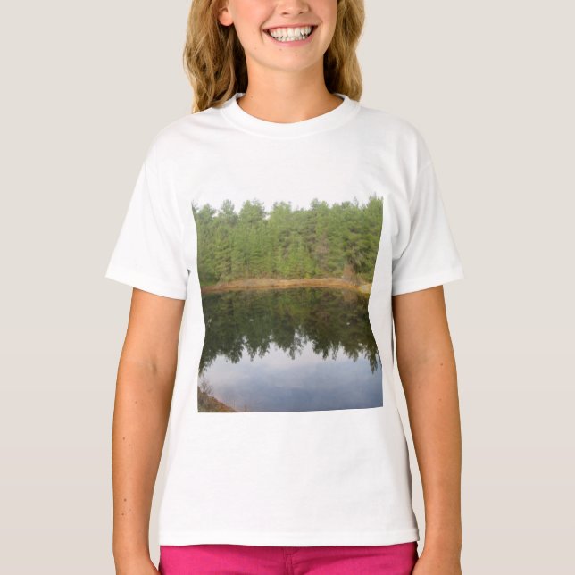 Camiseta Lago de reflexión de árbol de pino (Anverso)