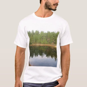Camiseta Lago de reflexión de árbol de pino