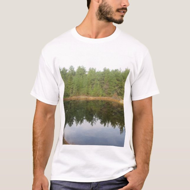 Camiseta Lago de reflexión de árbol de pino (Anverso)