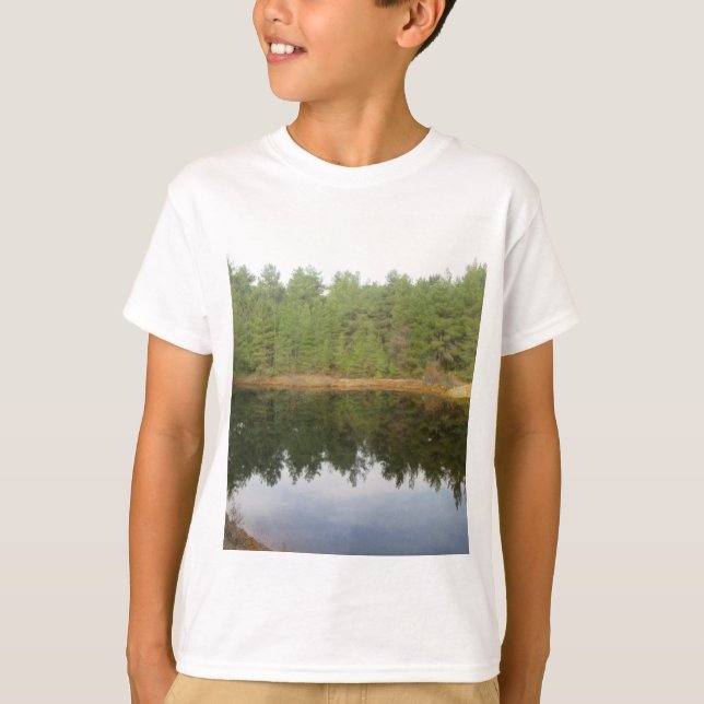 Camiseta Lago de reflexión de árbol de pino (Anverso)