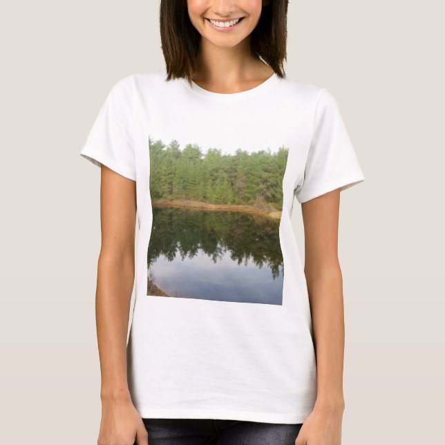 Camiseta Lago de reflexión de árbol de pino (Anverso)