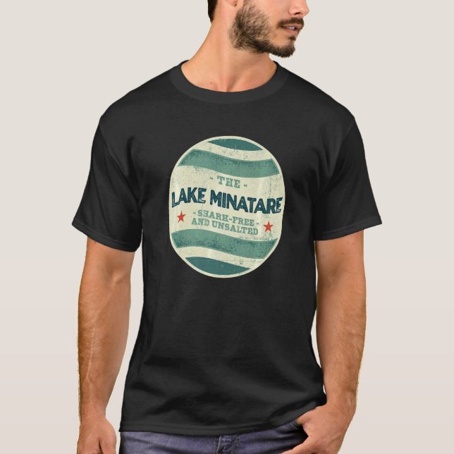 Camiseta Lago Minatare Tiburón libre y no salado de camping (Anverso)
