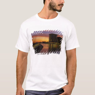 Camiseta Laguna recreativa y apartamentos al atardecer