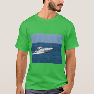 Camiseta Lancha motora blanca navegando por el mar azul pro