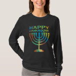 Camiseta larga de la manga de las señoras felices<br><div class="desc">Celebre Jánuca con esta camisa con mangas larga del día de fiesta colorido para las señoras que lea,  "Jánuca feliz" sobre un menorah.</div>