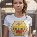 Camiseta Las abejas apoyan la compra de un abono para granj<br><div class="desc">Una bonita camisa para vestirse en el mercado de los agricultores. Abeja linda en un hexágono.</div>