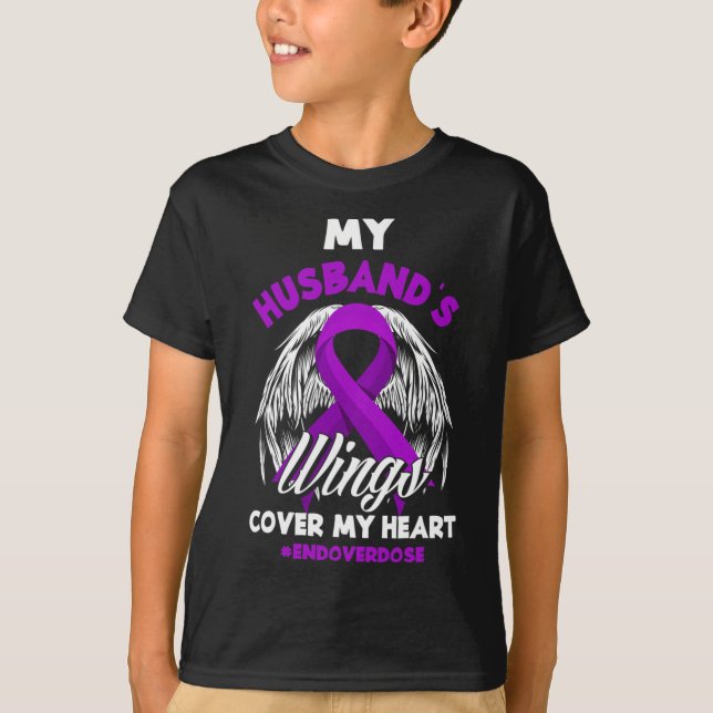 Camiseta Las alas de mi marido cubren mi sobredosis del fin (Anverso)