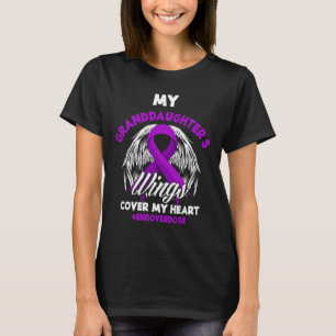Camiseta Las alas de mi nieta cubren mi corazón por encima