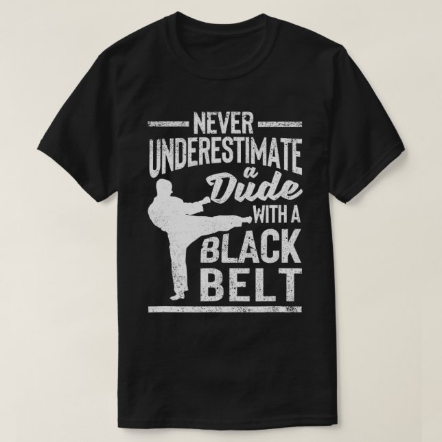 Camiseta Las Artes Marciales Nunca Subestiman A Un Hombre C (Diseño del anverso)